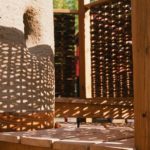 Bildungsräume im Außenbereich der Kita: Lehmbau mit Weidenterrasse