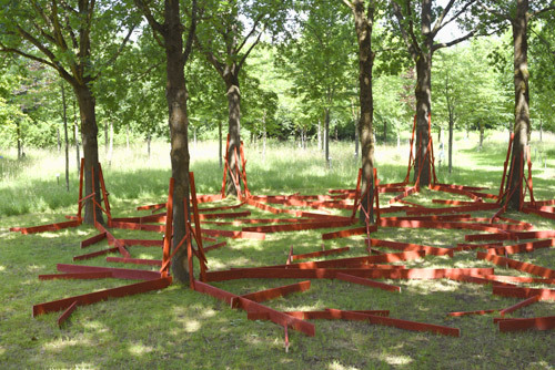 Wir. Eine Installation im Hochzeitswald Geesthacht von Daniel Duchert. Vernissage am 7. Juli 2024 um 14 Uhr.