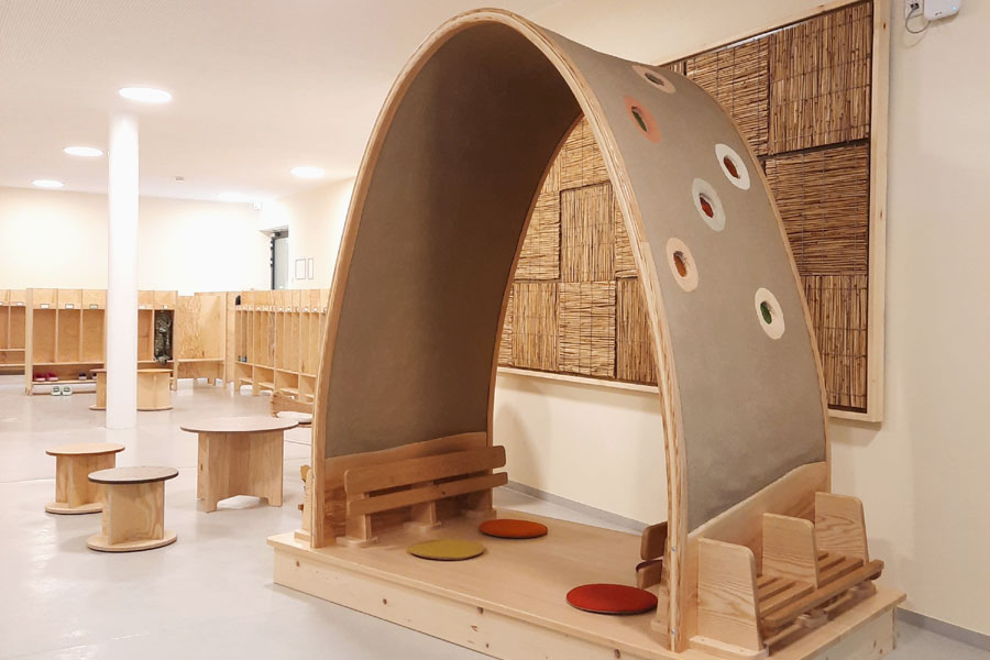 Ein Lehmgewölbe im Foyer eines Kindergartens.