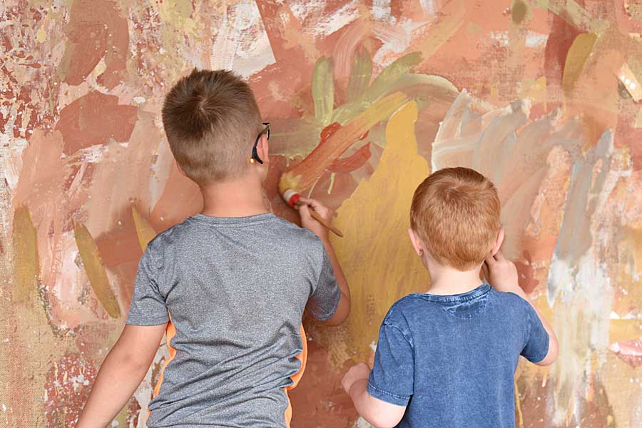 In der Fortbildung mit Lehmfarbe malen.