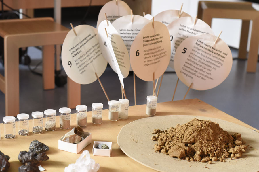 Lehm auf dem Tisch für eine Kita-Fortbildung