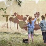 Mädchen malen auf Jute.