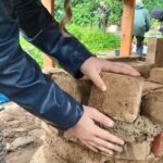 Vermauern von Lehmsteinen.