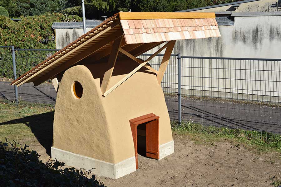 Lehmhütte im Kindergarten