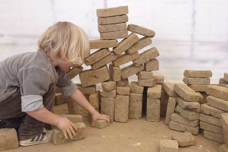 Kinder und Jugendliche arbeiten mit Lehm in der Lehmwerksatt